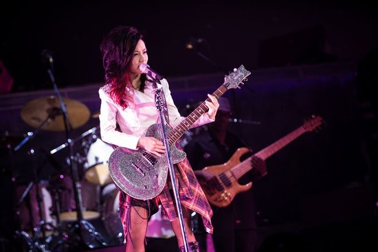 艾薇儿的话,那么邓紫棋如今在华语乐坛受众群的