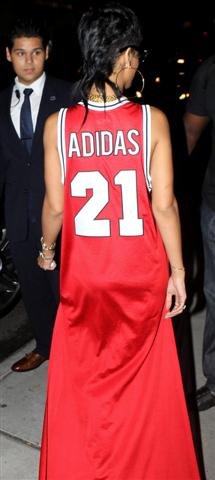 蕾哈娜穿怪异篮球服撑伞漫步纽约街头