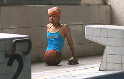 无腿篮球<em>女孩</em>已<em>装</em>假肢 增高至1米64成<em>游泳</em>名将