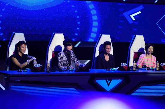 四大评委今晚聚首“快男”复活战 谢娜将任v神