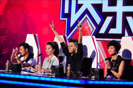 四大评委今晚聚首“快男”复活战 谢娜将任v神