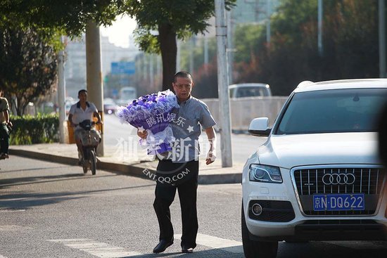 王朔缺席<em>女儿</em>婚礼好友<em>陈丹青</em>:他没勇气站这_娱