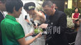 王朔女儿与新郎拥吻完婚 冯小刚主持交换婚戒
