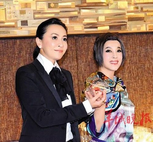 刘晓庆庆功宴大派喜糖 刘嘉玲西装帅气捧场(图)