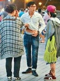 谢霆锋挂念儿子情绪低落 片场掀衣露底裤