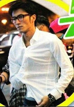 谢霆锋挂念儿子情绪低落 片场掀衣露底裤