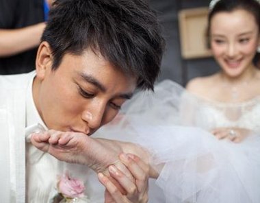 【钢牙八卦】舌吻亲脚样样好