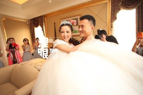 张靓颖回应不回何洁短信：她发错号了