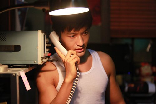 黄晓明《神奇》片场苦练肌肉 露点秀胸肌