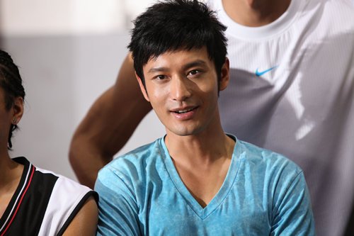 黄晓明《神奇》片场苦练肌肉 露点秀胸肌