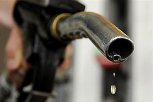 王菲离婚后戴口罩抵首都机场 面容憔悴