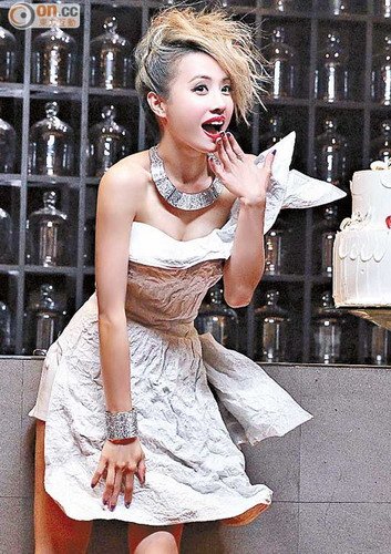 蔡依林卖力“俯身挤奶” 秀腿露腰喷血程度惊人