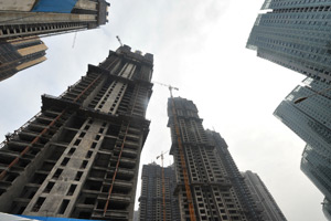 王菲离婚后戴口罩抵首都机场 面容憔悴