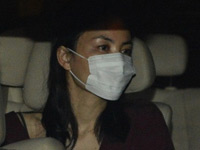 王菲离婚后戴口罩抵首都机场 面容憔悴