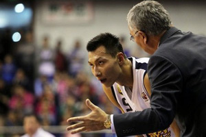 王菲离婚后戴口罩抵首都机场 面容憔悴