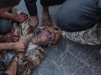 王菲离婚后戴口罩抵首都机场 面容憔悴