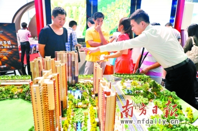 王菲离婚后戴口罩抵首都机场 面容憔悴