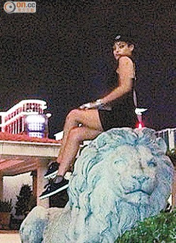 蕾哈娜首次驾临澳门开唱 半夜兴奋骑狮玩乐(图)