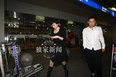 独家：李亚鹏离婚后首现身 被问婚变笑答谢谢