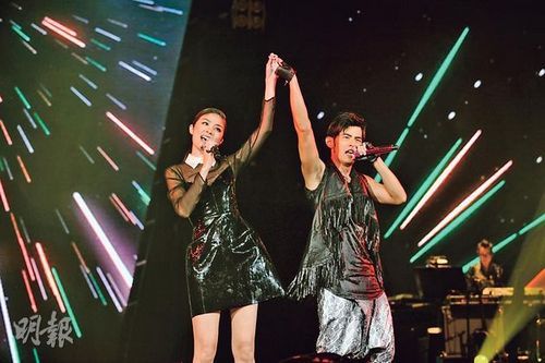 周杰伦红馆开唱 陈慧琳穿透视短裙助阵