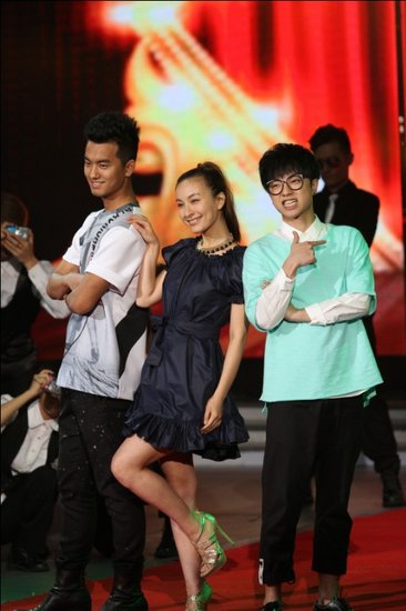 快男6强登《快本》舞台 华晨宇高音堪比陈奕迅