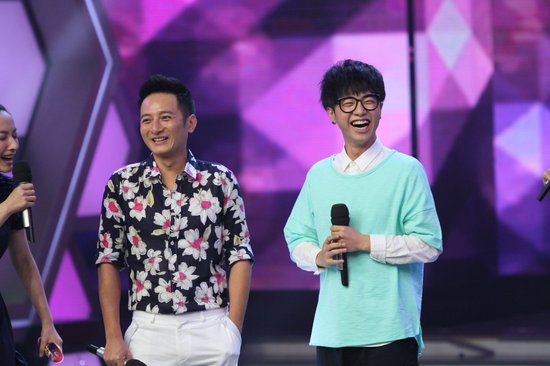 快男6强登《快本》舞台 华晨宇高音堪比陈奕迅