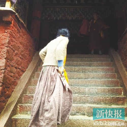 港媒称王菲铁定出家：10万次三跪九叩做准备