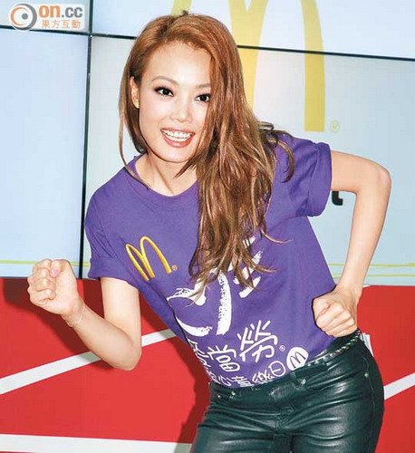 容祖儿拍mv出动烟雾弹求逼真 遇野狗群不乱阵脚