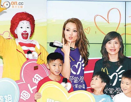 容祖儿拍mv出动烟雾弹求逼真 遇野狗群不乱阵脚