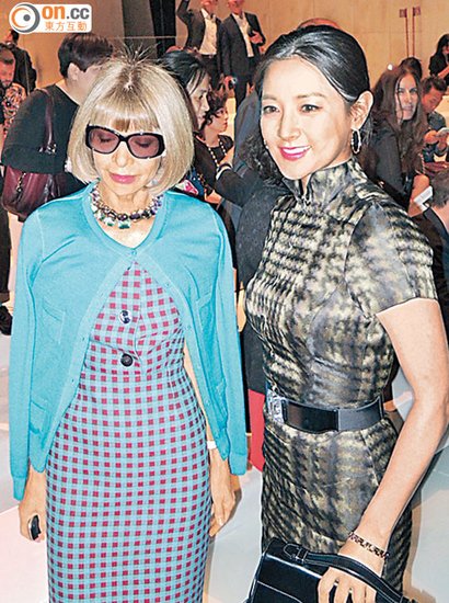 李英爱米兰看秀尽显好身材 老公忙着带龙凤胎