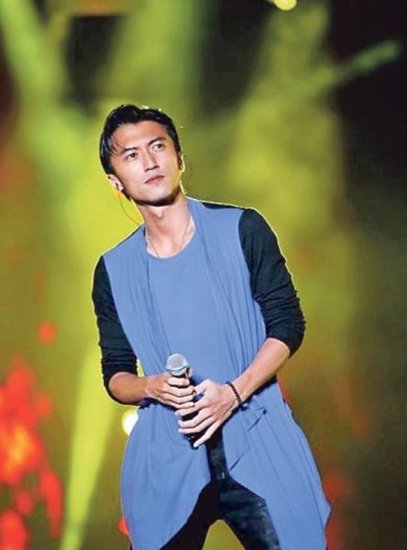 谢霆锋中秋节对月许愿 传其欲与旧爱王菲复合