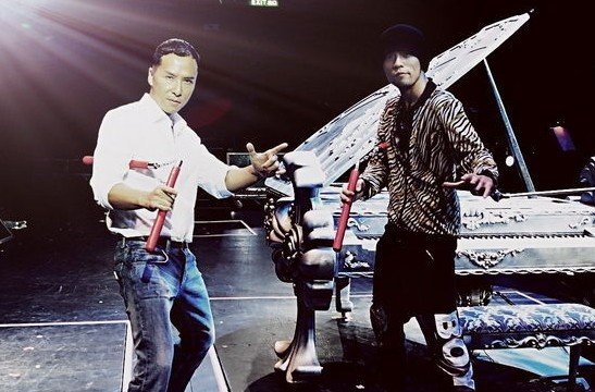 甄子丹任周杰伦演唱会嘉宾 耍双截棍秀琴技
