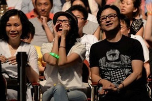 李亚鹏离婚后首亮相数次泛泪