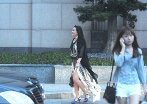 大s婆婆张兰性感现身 穿开叉裙露美腿出街(图)