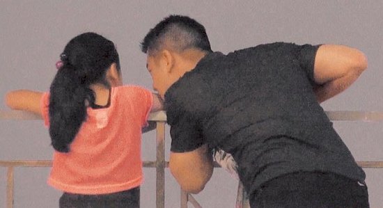贾静雯前夫带女儿看电影 亲梧桐妹显父爱(图)