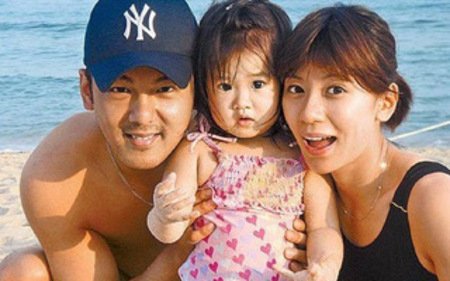 贾静雯前夫带女儿看电影 亲梧桐妹显父爱(图)