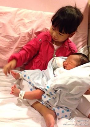 陈浩民老婆 蒋丽莎 通过 新浪微博 晒懂事的女儿