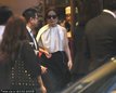 赵薇获多人服侍显大牌 戴墨镜一言不发(图)