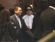 赵薇获多人服侍显大牌 戴墨镜一言不发(图)