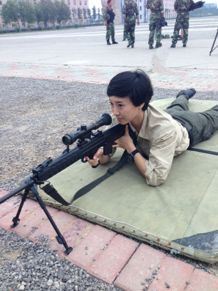 美女狙击手是怎样炼成的:女主播变身007阻击手_