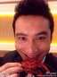 黄晓明初封影帝吃小龙虾庆功 秀搞怪表情八连拍