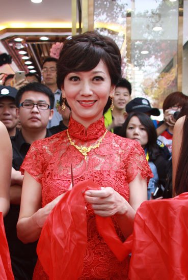 赵雅芝现身长沙步行街 红色旗袍显古典美