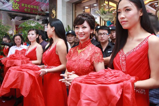 赵雅芝现身长沙步行街 红色旗袍显古典美