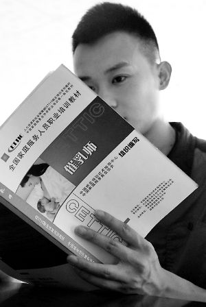 男<em>理发师转行做</em>催乳师:学习两年没独立服务过