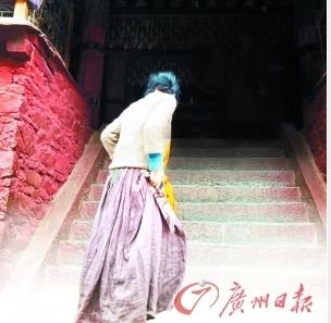 王菲李亚鹏后离婚时代：一个超脱，一个高调