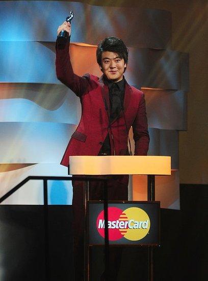 朗朗加冕全英古典音乐奖 现场演奏琴音响彻英伦