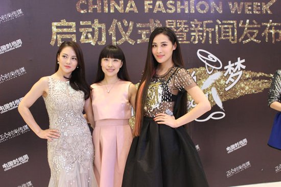 王澜霏出席中国时装周发布会 长发及腰秀性感