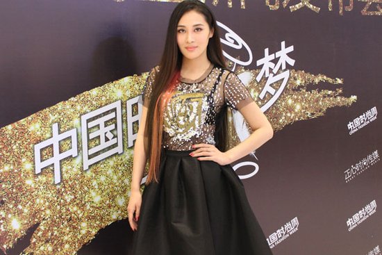 王澜霏出席中国时装周发布会 长发及腰秀性感