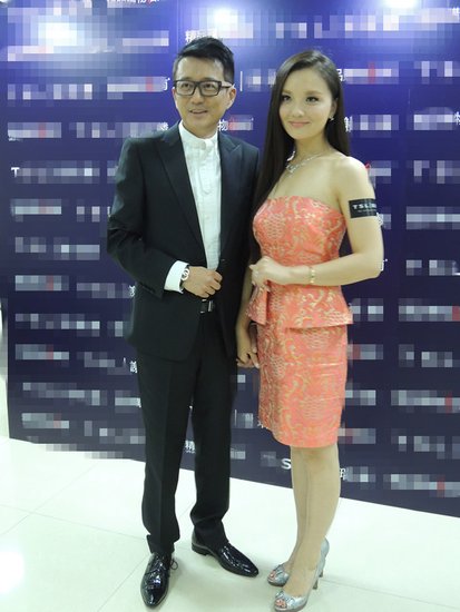  孙茜 携 老公 出席时尚活动 笑言 老公 是形象指导