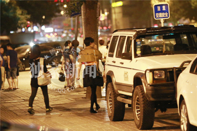 孙俪获艾美奖提名 斗篷搭肩“辣妈”来袭秀黑丝